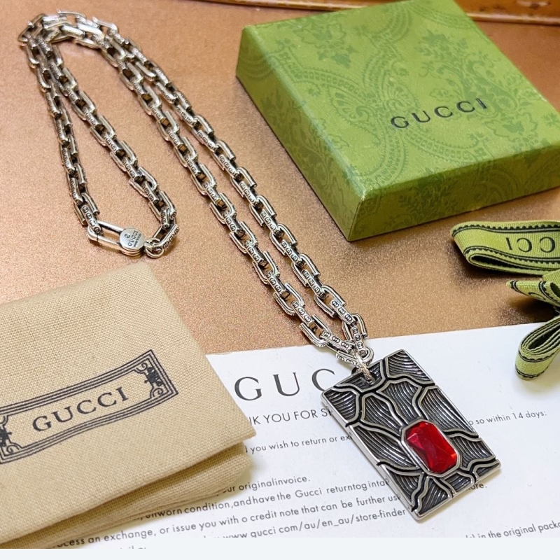 G*u*i necklaces